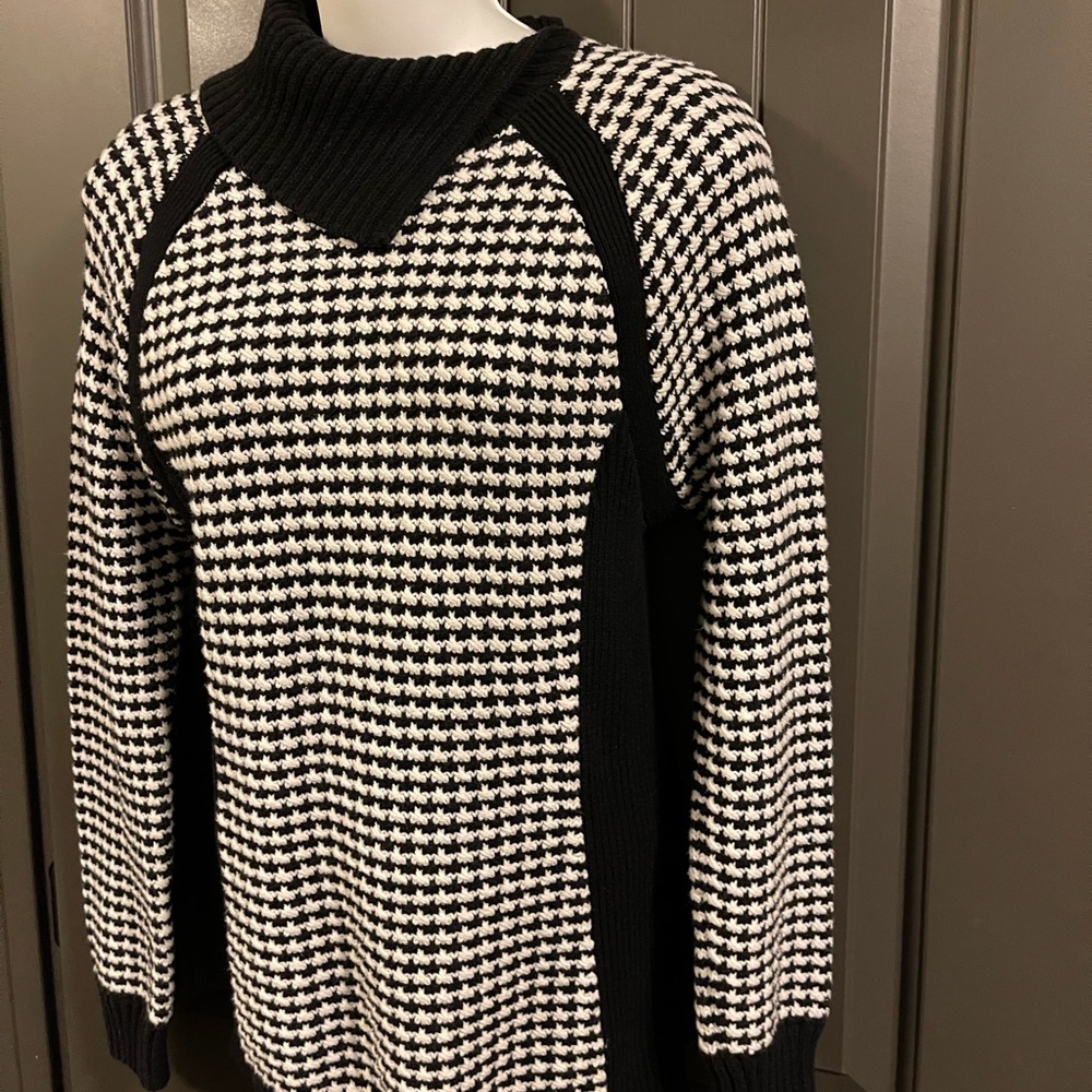 Liz Claiborne B&W Stretchy Houndstooth Sweater